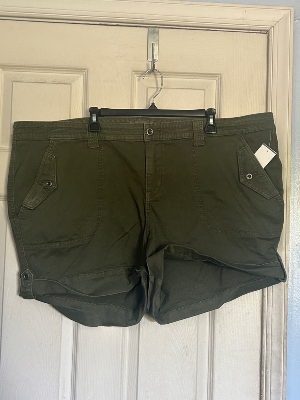 Torrid olive green utility roll cuff shorts size 26